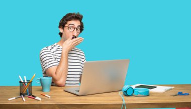 Genç tasarımcı kapsayan ağız yetti sürpriz sessiz kalma ve gizli tutmak için bir hareketi el ile sakallı.