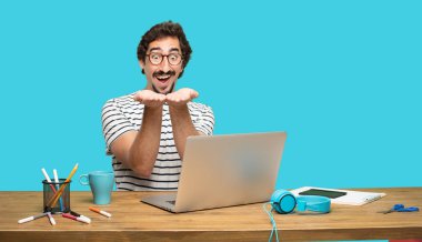 bir nesne veya önünde her iki el arasında düzenlenen kavramı gösterilen memnun bir ifade ile tasarımcı gülümseyen Genç sakallı.