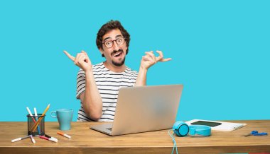 bir nesne veya kavramı her iki el ile gösterilen memnun bir ifade ile tasarımcı gülümseyen Genç sakallı.