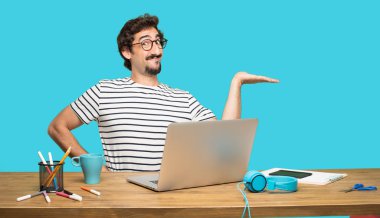 Tasarımcı bir nesne veya kavramı her iki el ile gösterilen, ikisi de ileriye dönük memnun bir ifadeyle gülümseyen Genç sakallı.