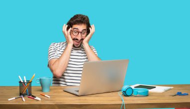 Genç tasarımcı mutlu bir sürpriz ifade ile sakallı, gözleri kocaman açın ve her iki el ile geniş gülümseme şok gösterilen çene altında sıktı.