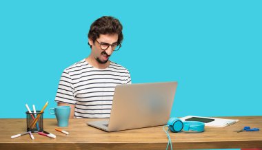 Genç bir sürpriz, hayret ifade şokta iki elinizle alın ve ağız geniş açık tutarak tasarımcısıyla sakallı.