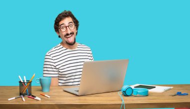 Şaka, komik, aptalca ve oynak bir ifadeyle dil yapışkanlık dışarı, bir aptal gibi arıyorum Genç sakallı Tasarımcısı.