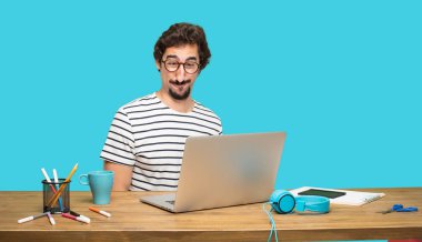 Genç tasarımcı ears-e doğru yüksek sesle, bir rahatsız korumak kapsayan iki elinle gürültü rahatsız edici sakallı.