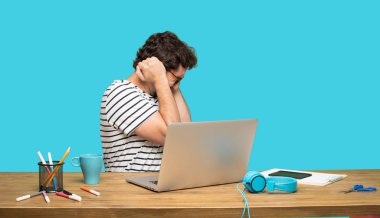 gözler her iki el ile kapsayan Genç sakallı tasarımcı ciddi, korkmuş, korkmuş bir ifade ile.