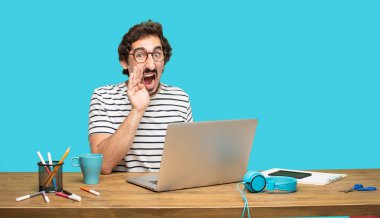 deli gibi yüksek sesle bağırarak, sinirli bir ifade ile el ile arama, büyük bir duyuru iletişim Genç sakallı Tasarımcısı.