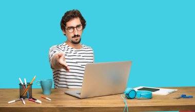 genç gülümseyen bir, tasarımcı kendine güvenen, gurur, iyi bir anlaşma kapanış bir el sıkışma sunan memnun ve samimi ifade veya tebrik ve sizi karşılayan sakallı. Yanal veya yan görünüm.