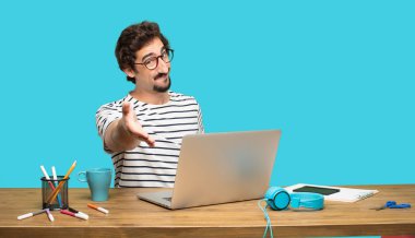 Anlaştık, kapanış veya selamlama ve sizi karşılayan bir el sıkışma, sunan ciddi, kendine güvenen, gurur ve sert bir ifade ile Genç sakallı Tasarımcısı.