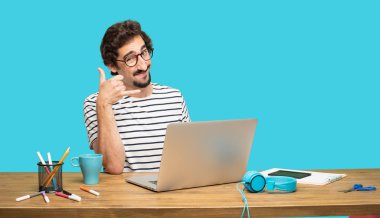 bir telefon görüşmesi jest veya işareti, gurur, mutlu, memnun bir bakışla yapma genç sakallı tasarımcı; ileri doğru işaret eden bir gülümseme ile iletişim sunan.