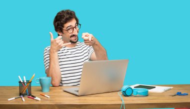 Genç tasarımcı el ile onaylayarak bir 