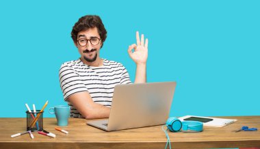 Genç sakallı onaylayarak el ile bir 