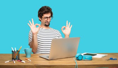 gurur, mutlu ve kendine güvenen bir ifade ile Genç sakallı tasarımcı; gülümseyen ve emin başarı, bir 