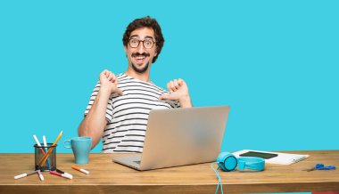 gurur, mutlu ve kendine güvenen bir ifade ile Genç sakallı tasarımcı; silah ile bir meydan okuma kabul, gülümseyen ve başarı, emin bir 