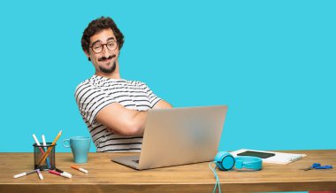 gurur, mutlu ve kendine güvenen bir ifade ile Genç sakallı tasarımcı; silah ile bir meydan okuma kabul, gülümseyen ve başarı, emin bir 