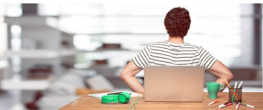 Genç tasarımcı kalça üzerinde iki eliyle gurur, memnun ve mutlu bir görünüm ile güvenle bakan bir meydan okuma sanki sakallı. Akimbo silah geniş bir gülümseme ile poz. Öfkeli bir ifade olabilir. Geri ya da arka görünüm.