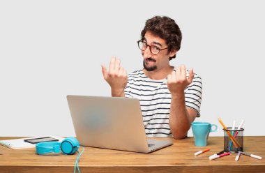 genç grafik tasarımcı ile bir laptop ile gurur, memnun ve mutlu bir görünüm gülümseyen, jest karşılama, sizi tebrik sakallı..