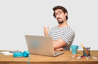 genç grafik tasarımcı ile gurur, memnun ve mutlu bir görünüm gülümseyen, jest karşılama veya gösterilen ve tavsiye bir kavram, bir dizüstü bilgisayar ile sizi tebrik sakallı.