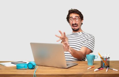 genç grafik tasarımcı ile bir dizüstü bilgisayar, korku içinde korku ve dehşete, seyir sakallı dehşet içinde çığlık, kıyamet günü karşı karşıya, çok korkmuş hissediyor.