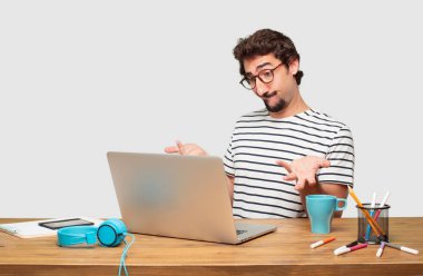 farklı seçenekler veya olanakları merak bir ifade ile arasında şüphe, karşılaştırma ve bir soru poz grafik tasarımcı ile bir laptop aklımda ve şaşkın bir bakışla Genç sakallı.