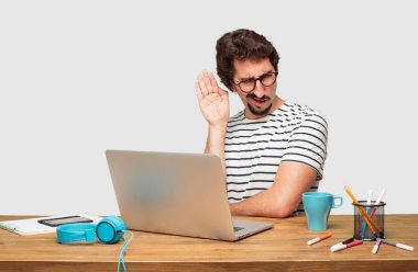 genç grafik tasarımcı ile bir laptop dikkat, duymak ve ne söylendiğini için dinlemek istiyor, borç verme an kulak sakallı..