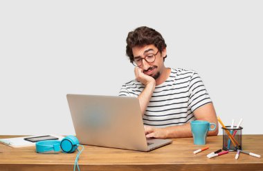 genç grafik tasarımcı ile bir dizüstü bilgisayar isteksiz ve bıkkın, seyir bir şey sıkıcı ve sıkıcı ve sıkıcı taşıyan gibi duygu dinlerken sakallı.