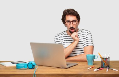 genç grafik tasarımcı değil gerçekten bir fikir anlayış duygu şok ve son bir gerçekleşme, şaşkın bir bakışla aptal, aptal, aptal, bir dizüstü bilgisayar ile sakallı.