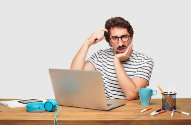 genç grafik tasarımcı değil gerçekten bir fikir anlayış duygu şok ve son bir gerçekleşme, şaşkın bir bakışla aptal, aptal, aptal, bir dizüstü bilgisayar ile sakallı.