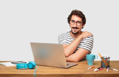 bir dizüstü bilgisayar ile Genç sakallı grafik tasarımcı 