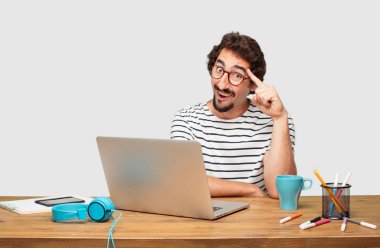 İsa'nın doğuşu ve ani ilham ile gülümseyen ve bir şaşırtıcı yeni bir fikir veya çözüm, düşünme genç sakallı grafik tasarımcı mutlu ve sürpriz, bir dizüstü bilgisayar ile heyecanlı.