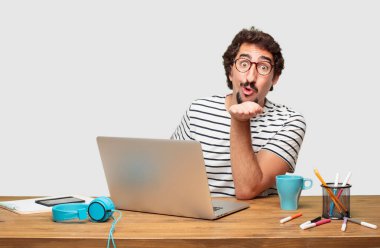 genç grafik tasarımcı ile bir dizüstü bilgisayar uçan bir gerçek aşk öpücük gönderme bakım, sevgi ve sevgi gösteren sakallı; bir samimi Saint Valentine's mesaj.