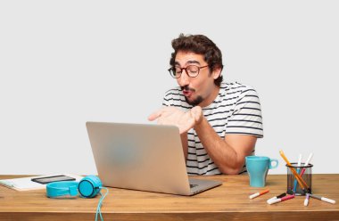 genç grafik tasarımcı ile bir dizüstü bilgisayar uçan bir gerçek aşk öpücük gönderme bakım, sevgi ve sevgi gösteren sakallı; bir samimi Saint Valentine's mesaj.