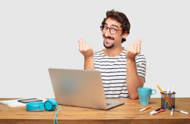 genç grafik tasarımcı mutlu, gururlu ve memnun seyir dizüstü bilgisayar, el para veya para ile Döviz Alım veya zenginlik sembolü ile karlı iş ilan sakallı.