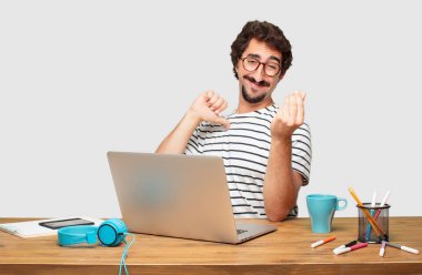 genç grafik tasarımcı mutlu, gururlu ve memnun seyir dizüstü bilgisayar, el para veya para ile Döviz Alım veya zenginlik sembolü ile karlı iş ilan sakallı.