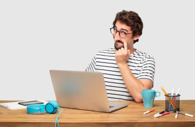 Genç sakallı grafik tasarımcı ile bir laptop arıyorum, gözlem, bir nesne üzerinde önünde göz kulak veya bir şey için dışarı izliyor.