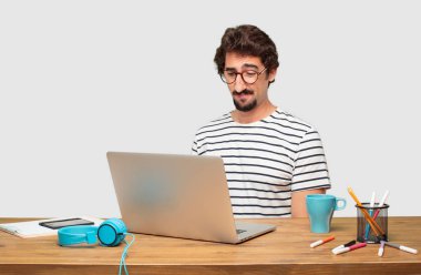 hayal kırıklığı ve yenilgi, hüzünlü bir bakışla bir dizüstü bilgisayar ile grafik tasarımcı depresif ve umutsuzluğa, umutsuz ve sefalet içinde arıyorum Genç sakallı.