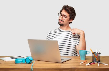 endişeli, gergin ve sinirli bir jest ile bir dizüstü bilgisayar ile Genç sakallı grafik tasarımcı büyük baskı altında hissediyor.