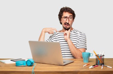 endişeli, gergin ve sinirli bir jest ile bir dizüstü bilgisayar ile Genç sakallı grafik tasarımcı büyük baskı altında hissediyor.