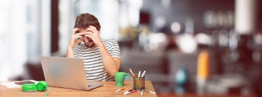 bir dizüstü bilgisayar ile Genç sakallı grafik tasarımcı 