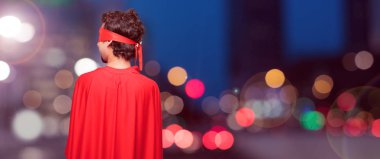 Kameranın önünde bir nesne doğru seyir çarpı işareti, silah ile ayakta, geri vererek bir süper kahraman olarak çılgın adam. Kızgın, memnun, gurur, düşünceli küstah ifade olabilir.