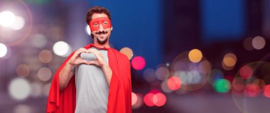 deli adam gülümseyerek, mutlu görünüyordu bir süper kahraman olarak ve aşk, bir kalp el ile şekil verme.