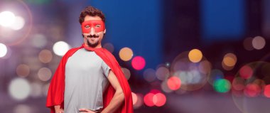 her ikisi ile gurur, memnun ve mutlu bir görünüm ile bir süper kahraman olarak deli adam sanki güvenle bakan bir meydan okuma kalçalarına, eller. Akimbo silah geniş bir gülümseme ile poz. Yan veya yan görünüm.