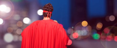 her ikisi ile gurur, memnun ve mutlu bir görünüm ile bir süper kahraman olarak deli adam sanki güvenle bakan bir meydan okuma kalçalarına, eller. Akimbo silah geniş bir gülümseme ile poz. Öfkeli bir ifade olabilir. Geri ya da arka görünüm.