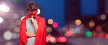 yana doğru seyir, düşünme ve farklı seçenekler arasında merak bir süper kahraman ile karışık ve düşünceli bir görünüm olarak çılgın adam.