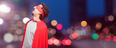 gülümseyen ve seyir yukarı ve yana doğru gökyüzüne doğru ya da nereye gazeteci bir kavram ya da mesaj yer noktaya bir süper kahraman olarak çılgın adam.