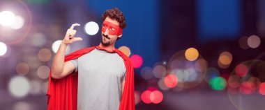 tek eliyle tutan bir küçük bir nesne veya kavramı, gösterilen memnun bir ifadeyle gülümseyen bir süper kahraman olarak çılgın adam.