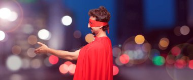 deli adam kendine güvenen, gurur, memnun bir gülümseyen, bir süper kahraman olarak ve iyi bir anlaşma kapanış bir el sıkışma sunan samimi ifade veya tebrik ve sizi karşılayan. Yanal veya yan görünüm.