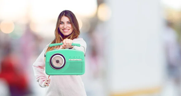 Mooi Meisje Dansen Met Een Vintage Radio — Stockfoto