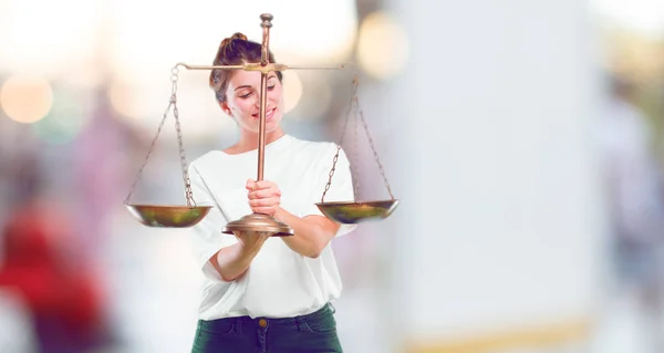 Giovane Bella Ragazza Confronto Con Una Scala Giustizia Vintage Equilibrio — Foto Stock