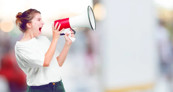 Junges Schönes Mädchen Mit Einem Megafon — Stockfoto