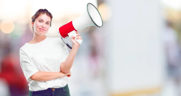 Jovem Menina Bonita Com Megafone — Fotografia de Stock